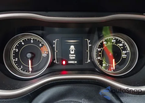 2016 Jeep Cherokee Latitude z USA, uszkodzony, nr VIN 1C4PJMCB4GW221379